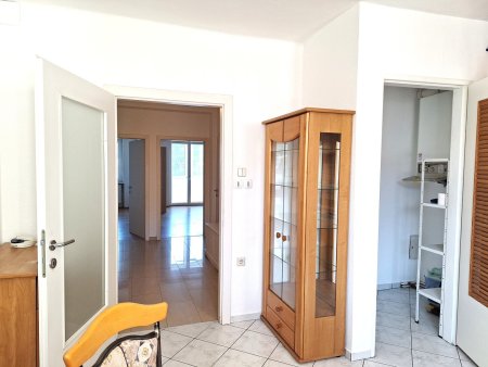 2-Zimmer-Wohnung mit großer Wohnküche auf 67 m² und großer Loggia (RBG 1971)