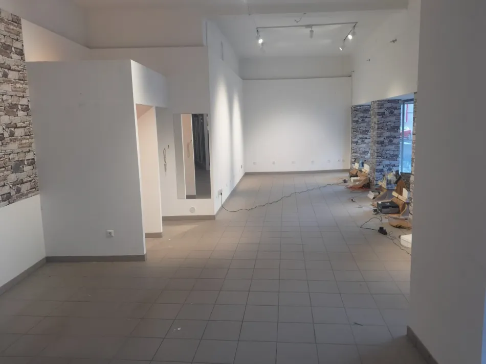 +++ Großzügiges Geschäftslokal zur Miete – direkt am Hauptplatz, Kirchschlag in der Buckligen Welt +++ - Bild
