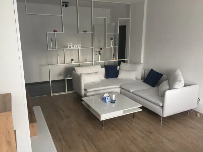 Familienwohnung - hell - ruhig - Loggia - Parkplatz - 4 Zimmer - großer Keller - Gemeinschaftsgarten - neu renoviert - Erstbezugszustand - Titelbild
