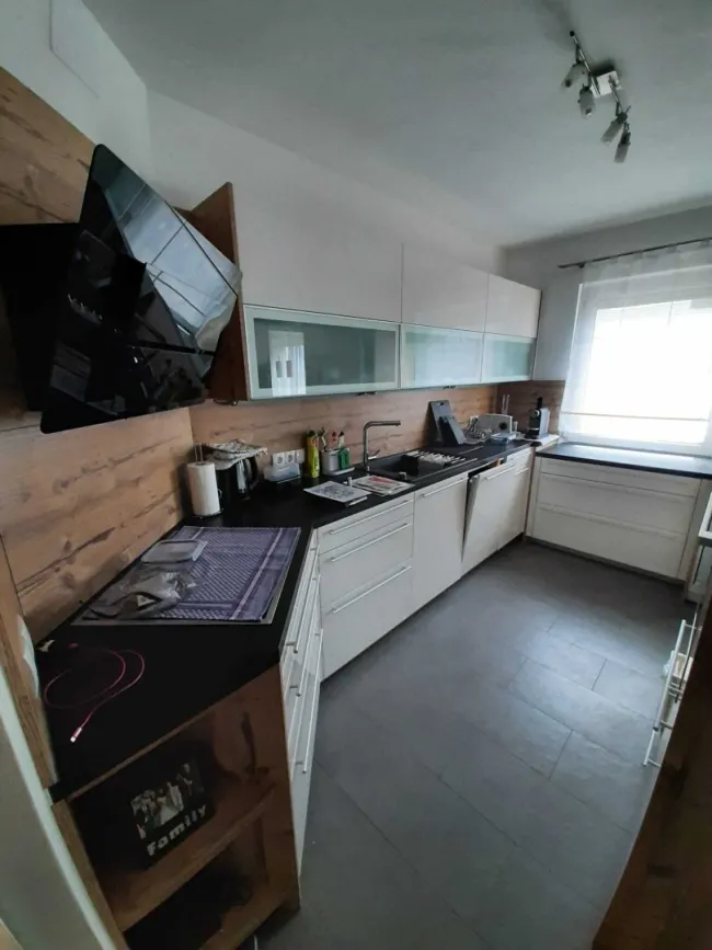 Familienwohnung - hell - ruhig - Loggia - Parkplatz - 4 Zimmer - großer Keller - Gemeinschaftsgarten - neu renoviert - Erstbezugszustand - Bild
