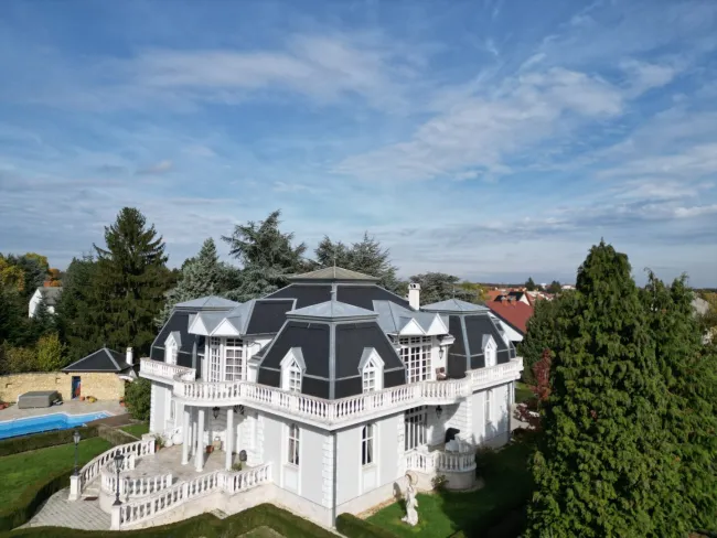 +++ Exklusive Villa im Herzen von Szombathely – Ruheoase auf rund 5300 m² +++ - Titelbild