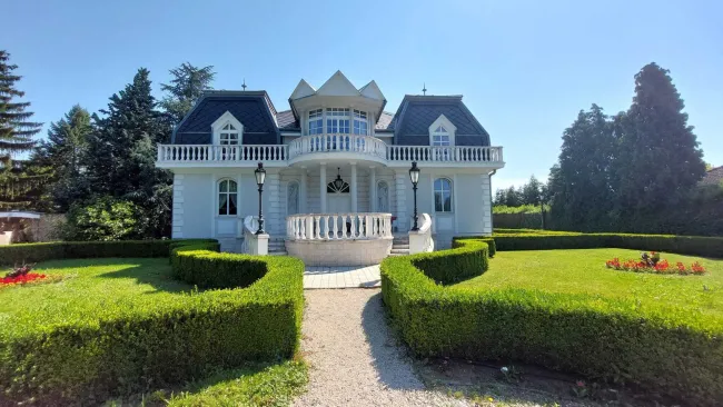 +++ Exklusive Villa im Herzen von Szombathely – Ruheoase auf rund 5300 m² +++ - Bild