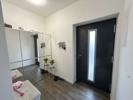 Möblierte Moderne 4-Zi-Terrassenwohnung in Diersbach, 117m², 2 Stellplätze, Fußbodenheizung