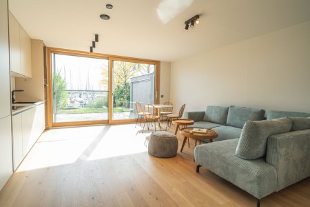 Modernes Seehaus in Weiden am See mit Garten und Bootsanleger