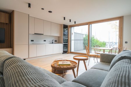 Modernes Seehaus in Weiden am See mit Garten und Bootsanleger