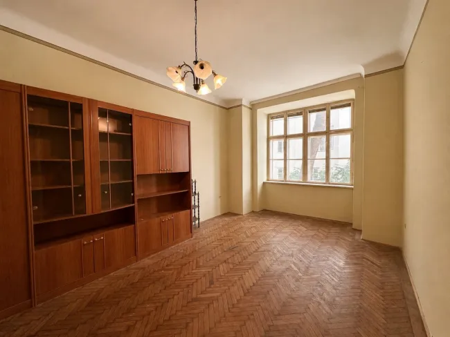 ***Sanierungsbedürftige 2,5 Zimmer-Altbauwohnung nahe Aumannplatz in ruhiger Innenhoflage*** - Titelbild