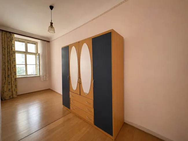 ***Sanierungsbedürftige 2,5 Zimmer-Altbauwohnung nahe Aumannplatz in ruhiger Innenhoflage*** - Bild