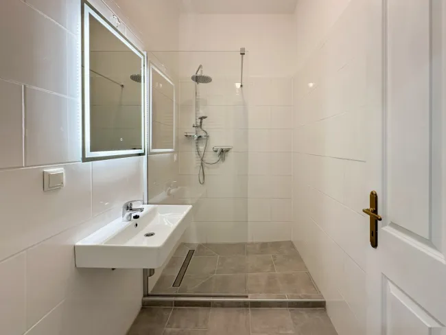 ***Sanierte 2-Zimmer-Altbauwohnung in Ruhelage mit guter Anbindung in die City*** - Bild
