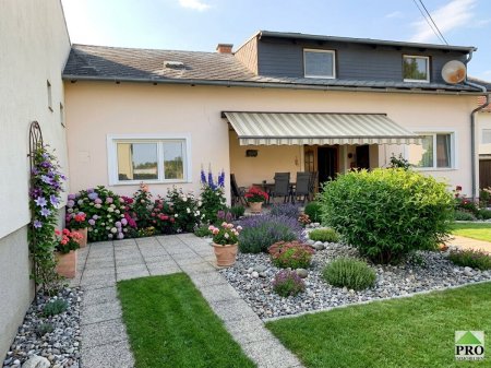 Großzügiges 7-Zi-Haus mit kleinem Garten, Terrasse & 2 Stellplätzen in 2034 Großharras