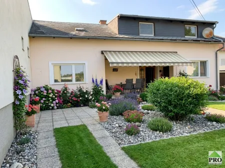 Großzügiges 7-Zi-Haus mit kleinem Garten, Terrasse & 2 Stellplätzen in 2034 Großharras