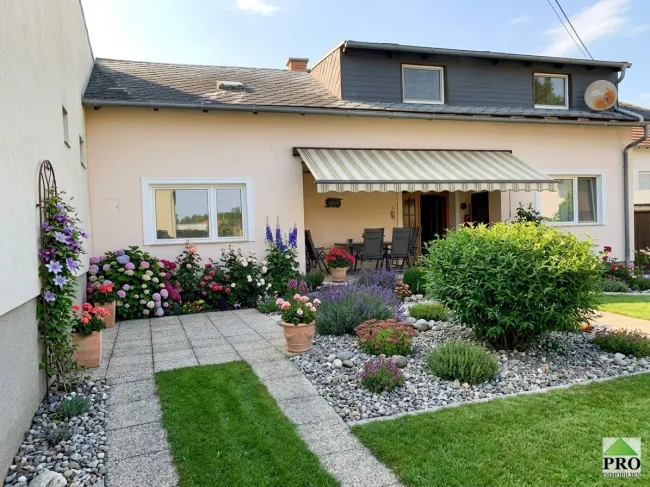 Großzügiges 7-Zi-Haus mit kleinem Garten, Terrasse & 2 Stellplätzen in 2034 Großharras - Bild