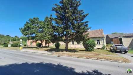 Schönes großes Baugrundstück in Pürstendorf mit Althausbestand, Fundamente und Anschlüsse für Neubau.