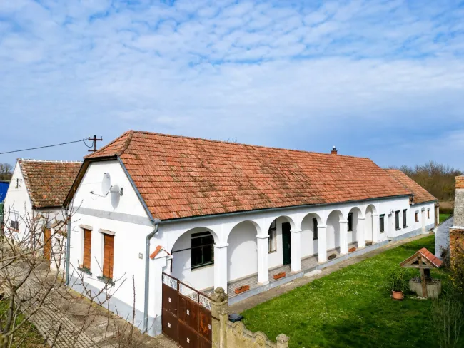 +++ Charmantes Landhaus mit großem Grundstück – in Pusztacsalád (Ungarn) +++ - Titelbild