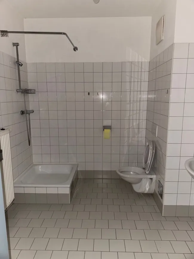 Mietwohnung im Erdgeschoss mit westseitiger Terrasse und Parkplatz, sofort verfügbar! - Bild
