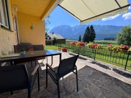 Haus mit 9 Apartments, kleines Holzblockhaus, Parkplätze