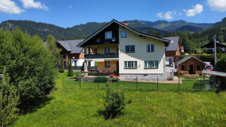 Haus mit 9 Apartments, kleines Holzblockhaus, Parkplätze