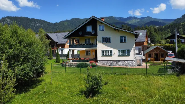 Haus mit 9 Apartments, kleines Holzblockhaus, Parkplätze - Titelbild
