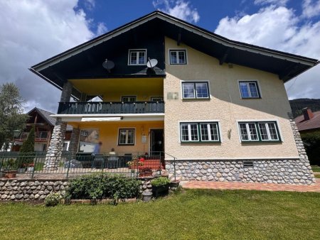 Haus mit 9 Apartments, kleines Holzblockhaus, Parkplätze