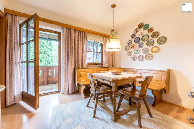 Wohnzimmer mit Zugang auf den Südbalkon