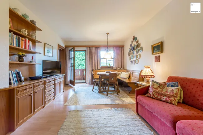Wohnzimmer mit Zugang auf den Südbalkon