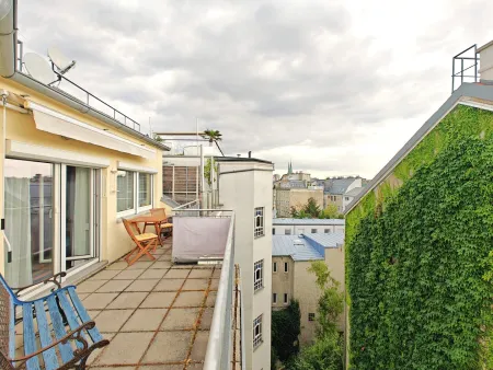 Nähe Hannovermarkt: Herrliche Dachgeschoßwohnung + Klimatisiert + Terrasse + Teilweise Fernblick + Hofruhelage