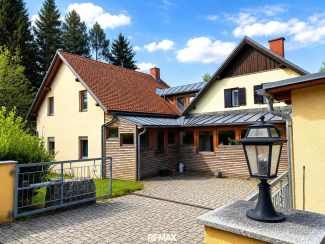 Einfamilienhaus mit großzügigem Platzangebot auf Gartengrundstück mit Schwimmteich - Titelbild