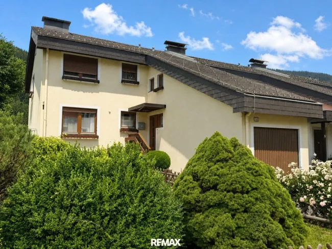 Charmantes Reihenhaus in ruhiger Wohnlage mit 118,70 m² Wohnfläche, voll unterkellert, incl. Garage und traumhaftem Bergblick - Titelbild