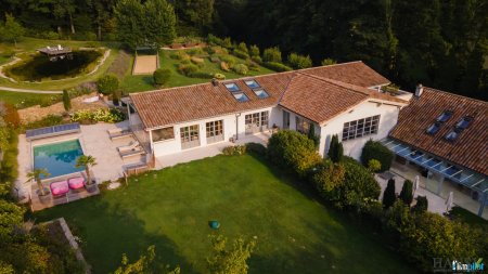 Atemberaubendes Chalet mit traumhafter Gartengestaltung und großem Innenpool in idyllischer Lage
