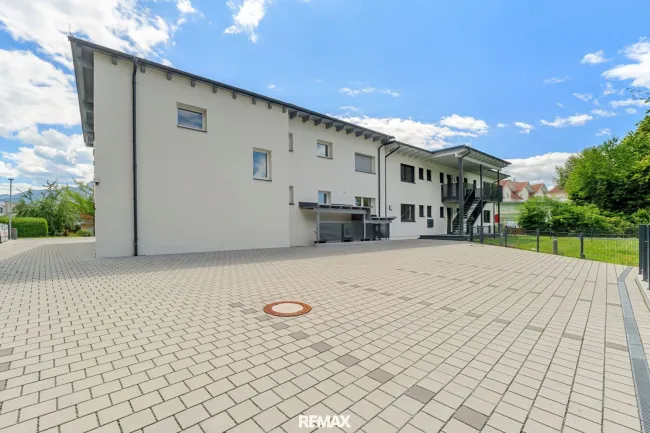 Außenansicht mit Parkplatz