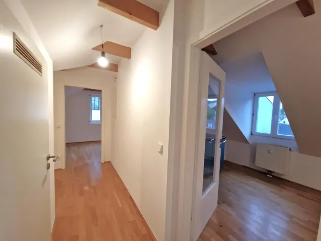 Flur mit Blick Zimmer 1 (li.) & Küche (re.)