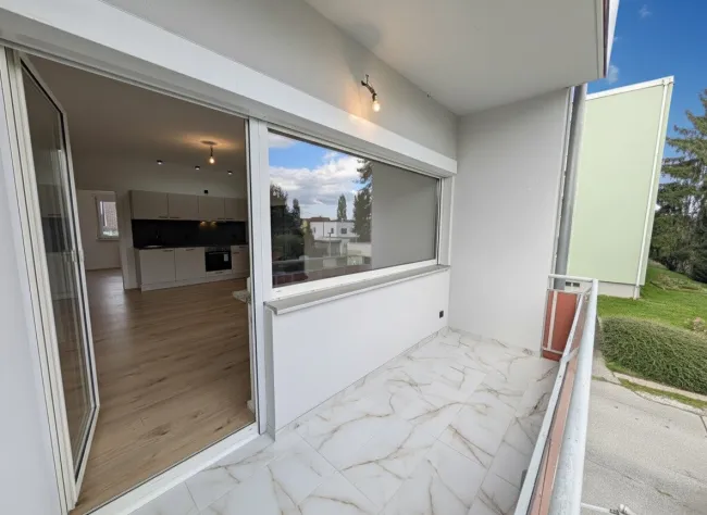 über 5 m² große Loggia mit Süd-Ausrichtung
