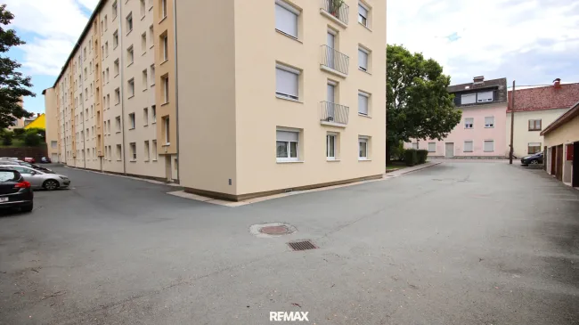 Zufahrt und Parkplätze