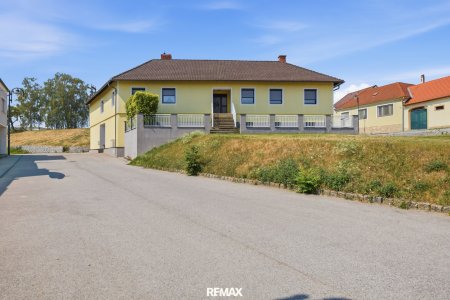 Großzügiges Baumeisterhaus mit uneinsehbarem Innenhof in Mailberg