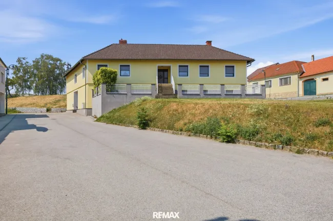 Großzügiges Baumeisterhaus mit uneinsehbarem Innenhof in Mailberg - Titelbild