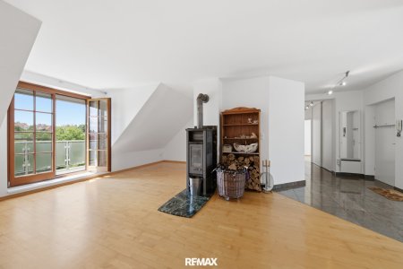 Moderne Wohnung mit Balkon und 2 PKW-Stellplätze: Wohnen in zentraler Lage von Hollabrunn!
