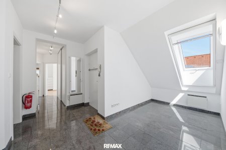 Moderne Wohnung mit Balkon und 2 PKW-Stellplätze: Wohnen in zentraler Lage von Hollabrunn!