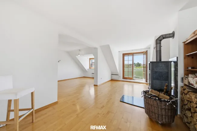 Moderne Wohnung mit Balkon und 2 PKW-Stellplätze: Wohnen in zentraler Lage von Hollabrunn! - Bild