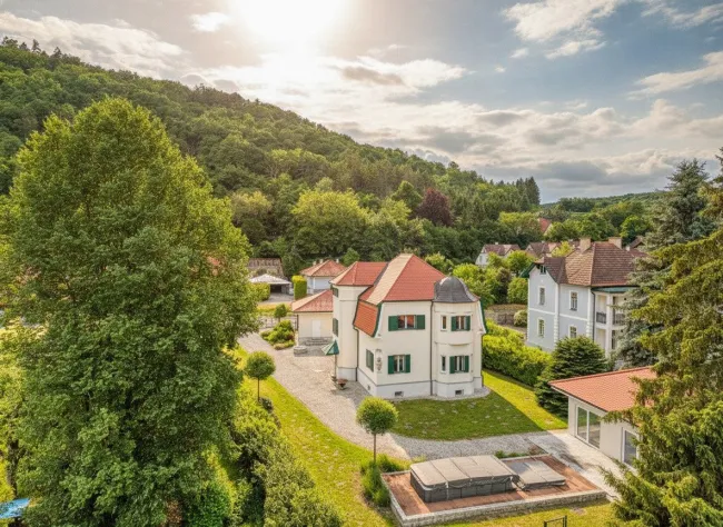 ++ Leben am Wasser, wohnen im Grünen: Einzigartige Landhausvilla in Gars am Kamp mit eigenem Badesteg, Pool & Sauna ++ - Titelbild