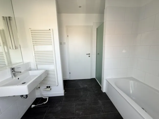 Bad: Wanne + Dusche + WM-Anschluss