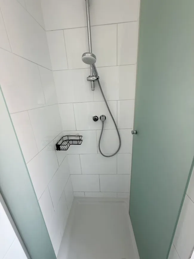 Bad: Wanne + Dusche + WM-Anschluss