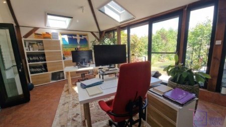 Heller Bürobereich mit Gartenzugang