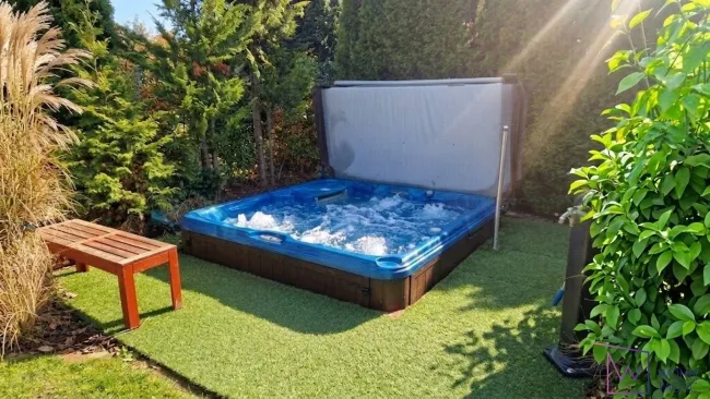 Ganzjährig nutzbarer Jacuzzi im geschützten Garten