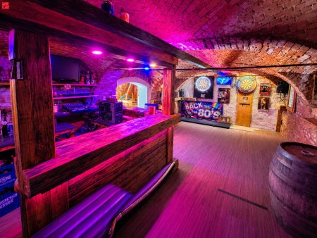 Kernsaniertes Haus auf 3.175 m² – Bar-Gewölbekeller & Nebengebäude
