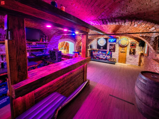 Kernsaniertes Haus auf 3.175 m² – Bar-Gewölbekeller & Nebengebäude - Titelbild