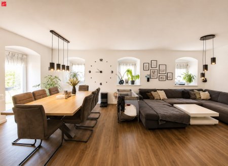 Kernsaniertes Haus auf 3.175 m² – Bar-Gewölbekeller & Nebengebäude