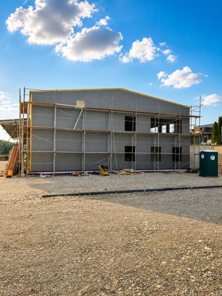 Moderne Gewerbehalle mit Bürofläche – Neubau in Toplage von Thalheim ZU KAUFEN