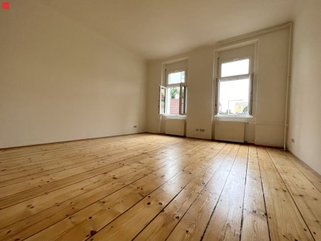 Renovierte Altbauwohnung mit Balkon!
