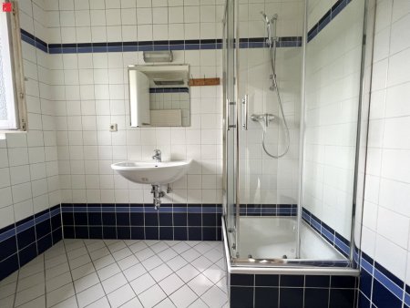 Renovierte Altbauwohnung mit Balkon!