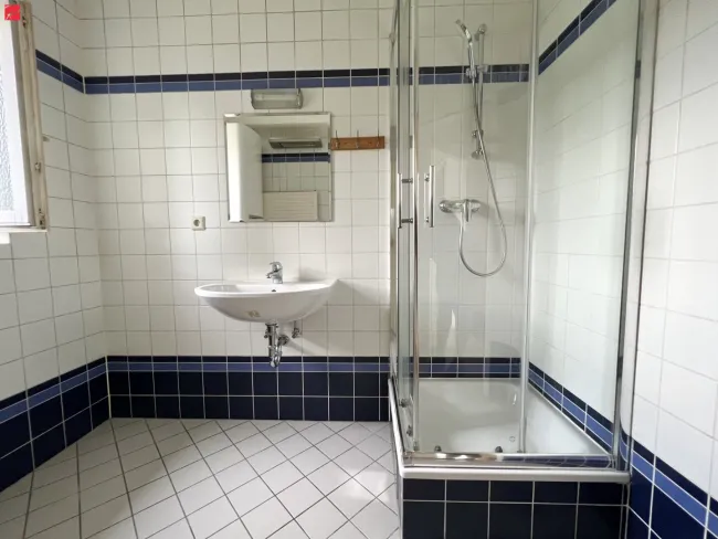 Renovierte Altbauwohnung mit Balkon! - Bild