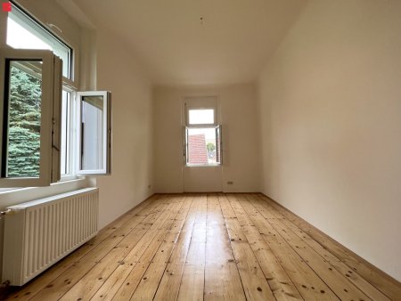 Renovierte Altbauwohnung mit Balkon!